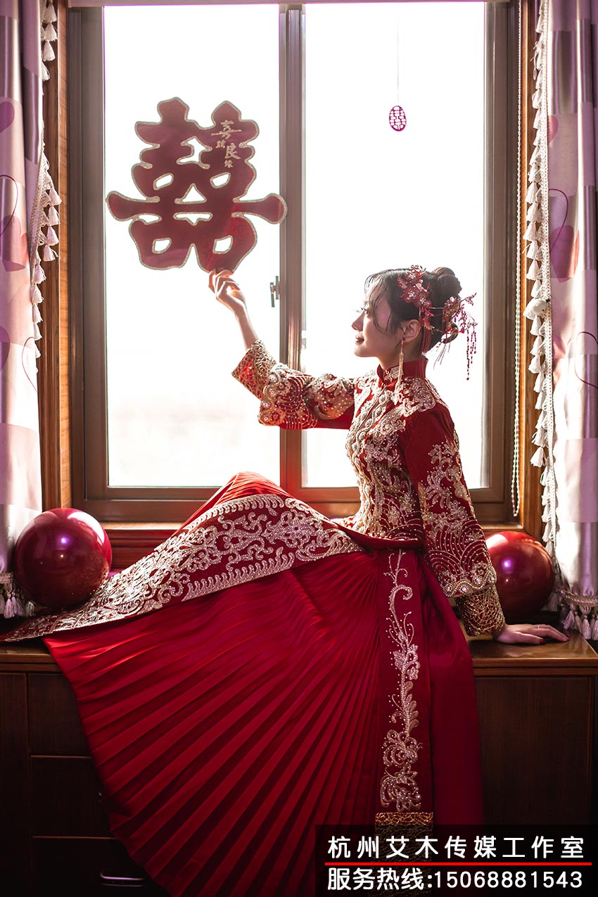新娘穿上大红色秀禾服的场景拍摄